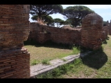 07223 ostia - regio i - insula xii - caseggiato a tabernae (i,xii,10) - westseite - 3. laden von norden - bli ri suedosten - 06-2024.jpg